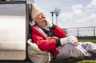 Depresif yaşlı adam yüzünü dokunaklı