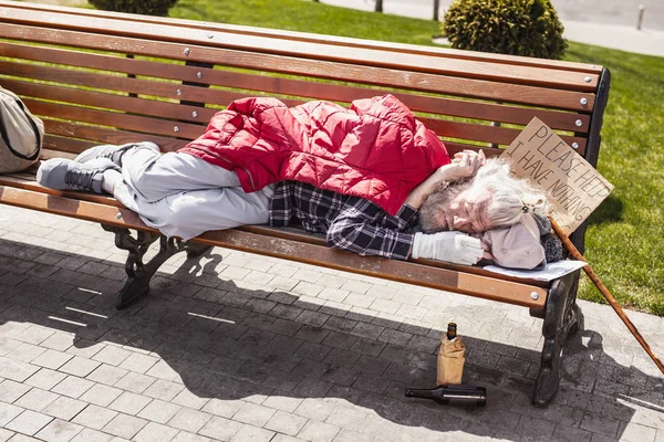 Vermoeide oude mens rust — Stockfoto