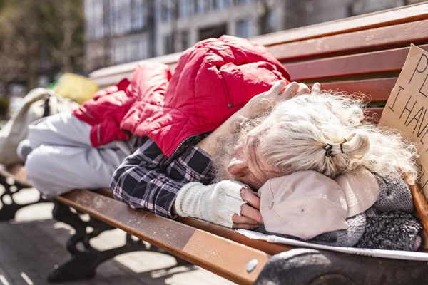 Homem sem-teto envelhecido descansando na rua — Fotografia de Stock