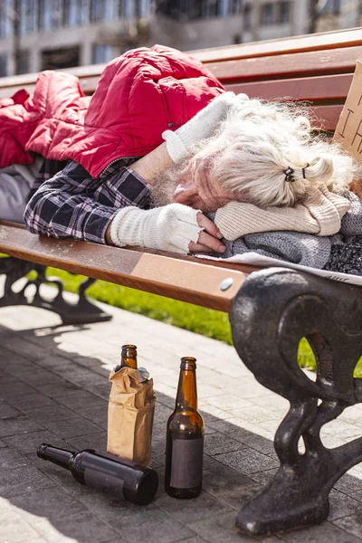 Dronken man slapen moe — Stockfoto