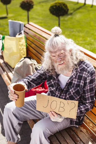 Депресивний безробітний чоловік шукає роботу — стокове фото