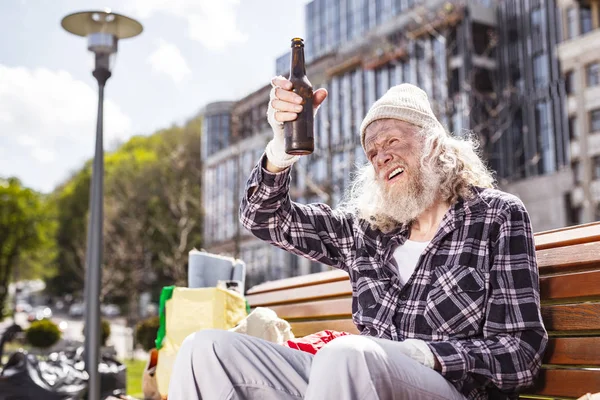 Poveretto depresso che solleva una bottiglia — Foto Stock