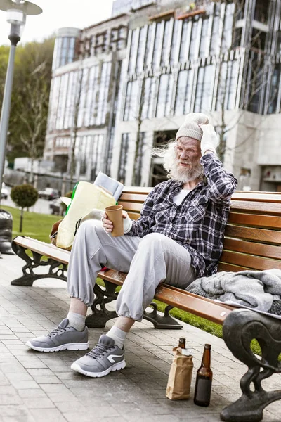 Sad depressief man zit op de Bank — Stockfoto