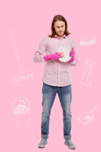 Uomo dai capelli lunghi che indossa abiti casual e fa i lavori domestici — Foto Stock