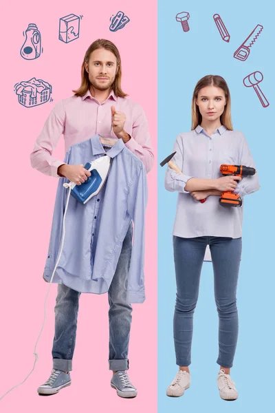 Calma hombre planchando su camisa y su esposa de pie con un taladro — Foto de Stock