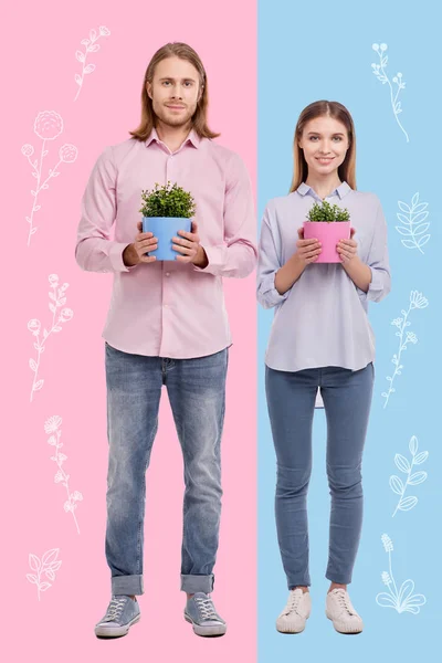 Pessoas sorridentes sentindo-se bem enquanto cultivam flores juntas — Fotografia de Stock