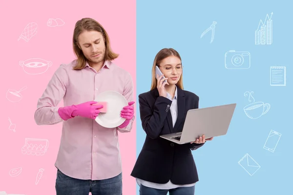 Immagine di una moglie femminista che lavora mentre suo marito fa i lavori domestici — Foto Stock