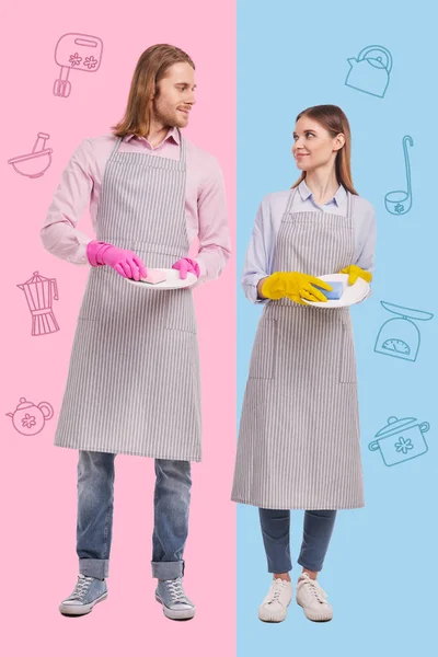 Liebevolle Menschen, die einander beim Tellerwaschen anschauen — Stockfoto