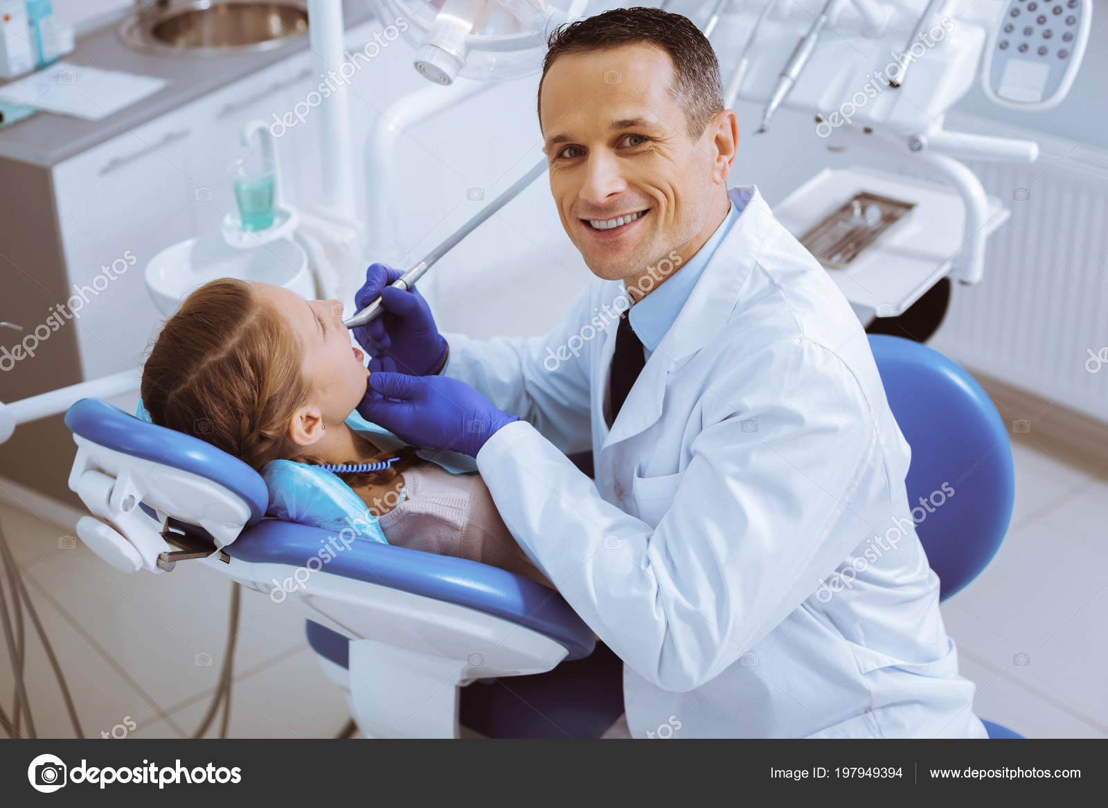 Odontólogo alegre estar en su lugar de trabajo — Foto de stock #197949394 ©  yacobchuk1, image size:1600x1167