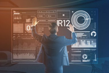 Zarif bu elleri kadar koyarak büyük bir ekran ile çalışırken Yöneticisi