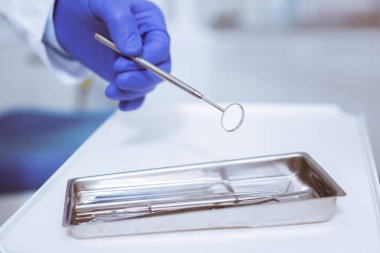 Bu holding enstrüman erkek eli yakın çekim