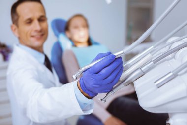 Stomatology klinikte çalışan özenli erkek kişi