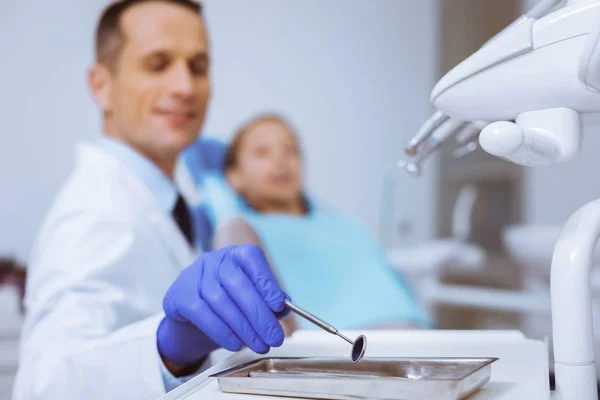 Счастливый стоматолог наслаждается своей работой — стоковое фото