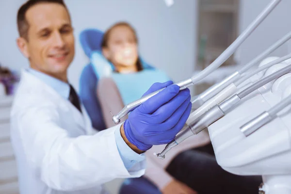 Aufmerksame männliche Person arbeitet in Klinik für Stomatologie — Stockfoto