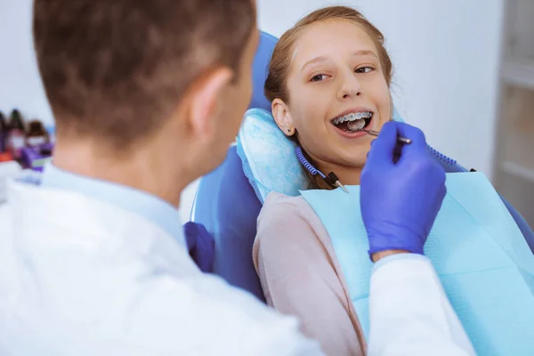 Blij meisje haar tanden behandelen — Stockfoto