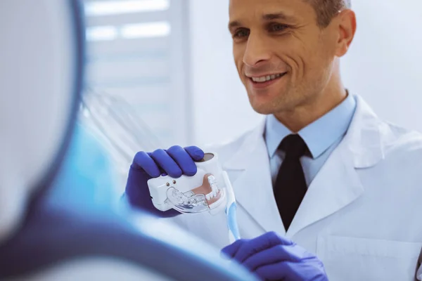 Retrato del dentista encantado que limpia los dientes —  Fotos de Stock