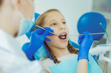 O kullanarak eller yakın çekim tıbbi gadget'ları