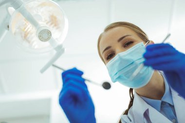 Çekici stomatologist steril üniforma