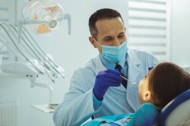 Yetkili stomatologist onun hasta arıyorum