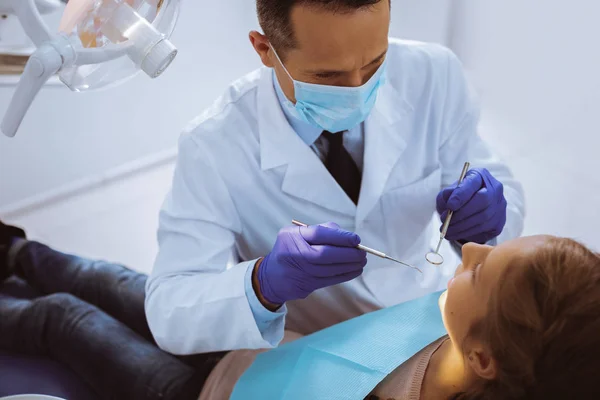 Attentive male person examining bad teeth — Stock Photo, Image