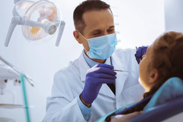 Positief blij mannelijke persoon wordt op het werk — Stockfoto