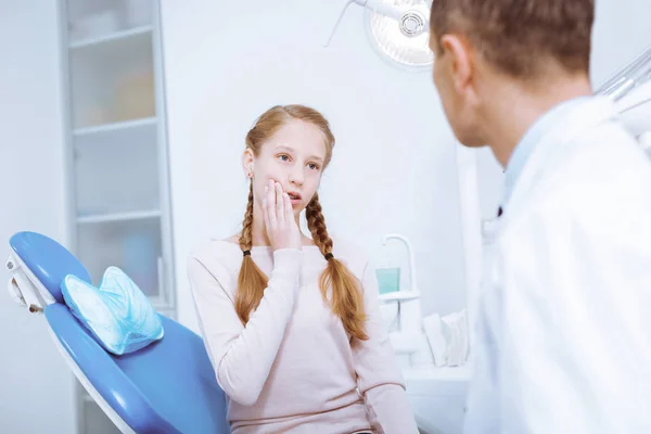 Menina tendo problemas com os dentes — Fotografia de Stock