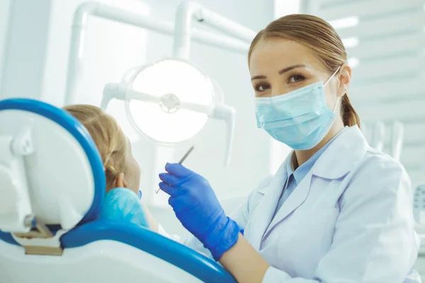 Piękny dentysta, ciesząc się jej praca — Zdjęcie stockowe