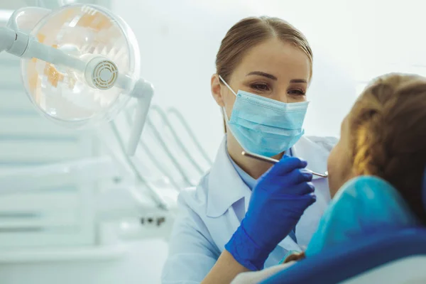 Aufmerksame Frau arbeitet in Zahnarztpraxis — Stockfoto