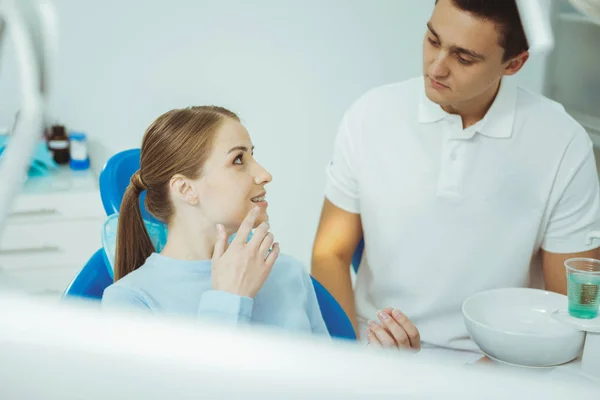 Menina bonita olhando para seu médico — Fotografia de Stock