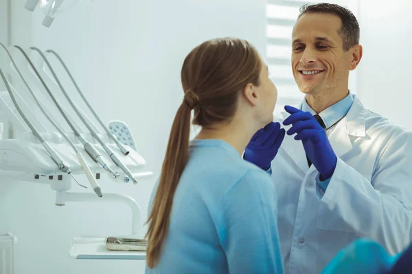 Красивий стоматолог насолоджується своєю роботою — стокове фото