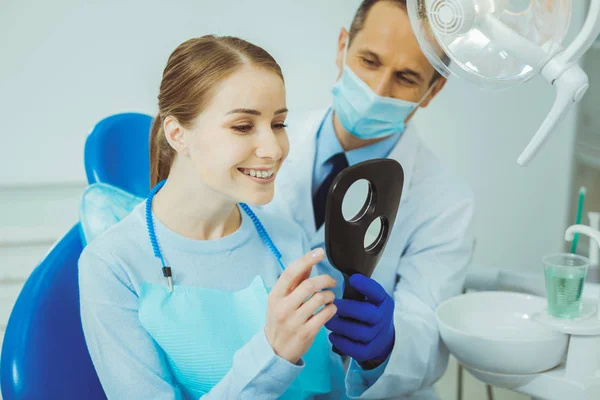 Chica atenta comprobando sus dientes —  Fotos de Stock