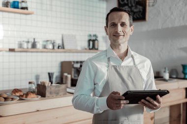 Kameraya bakarak olumlu memnun garson
