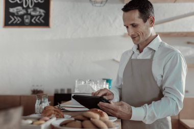 Özenli çalışan onun işyerinde ayakta