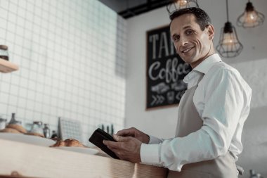 Neşeli garson yarı pozisyonda ayakta