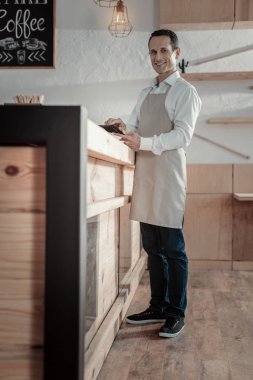 Olumlu memnun esmer Café'de çalışma