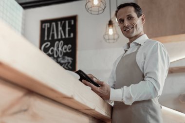 Onun işyerinde çekici esmer ayakta