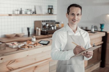 Neşeli adam yeni ziyaretçiler için arıyorsunuz