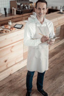 Olumlu memnun garson alma emri