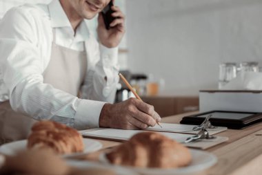 Yetkili işadamı emir telefon başına alan