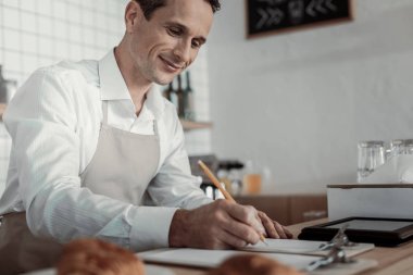 O yapma memnun adam yakın çekim notlar