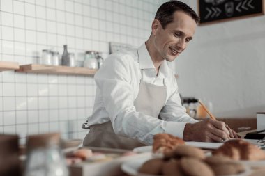 Özenli esmer sunumu için emir alan