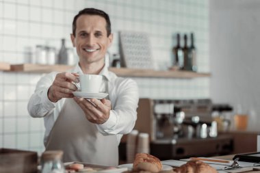 Yakışıklı esmer erkek zevk ile çalışma