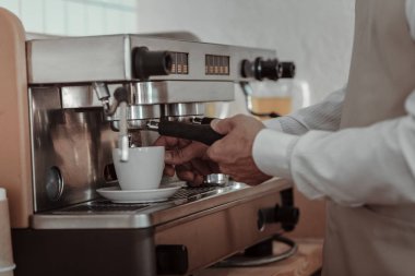 Erkek elleri kadar yakın o kullanarak kahve-motor