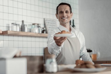 Yakışıklı adam taze pasta gösteren