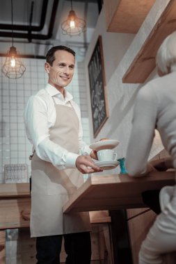 Yakışıklı garson onun müşteri ile iletişim