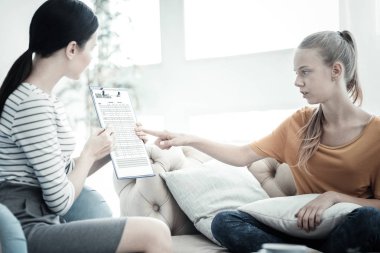 Kadın psikolog test sonucunu açıklayan odaklı