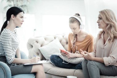 Endişeli anne ve kızı psikolog ziyaret