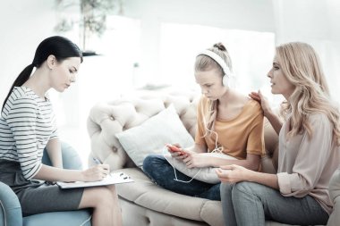 Üzgün anne ve kızı psikolog ile danışmanlık