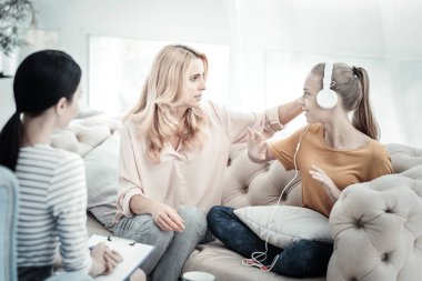 Öfkeli anne kızı dikkatini talep