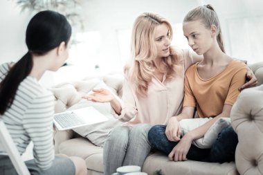 Çekici anne ve kızı psikolog ile ilgili sorunlar paylaşımı